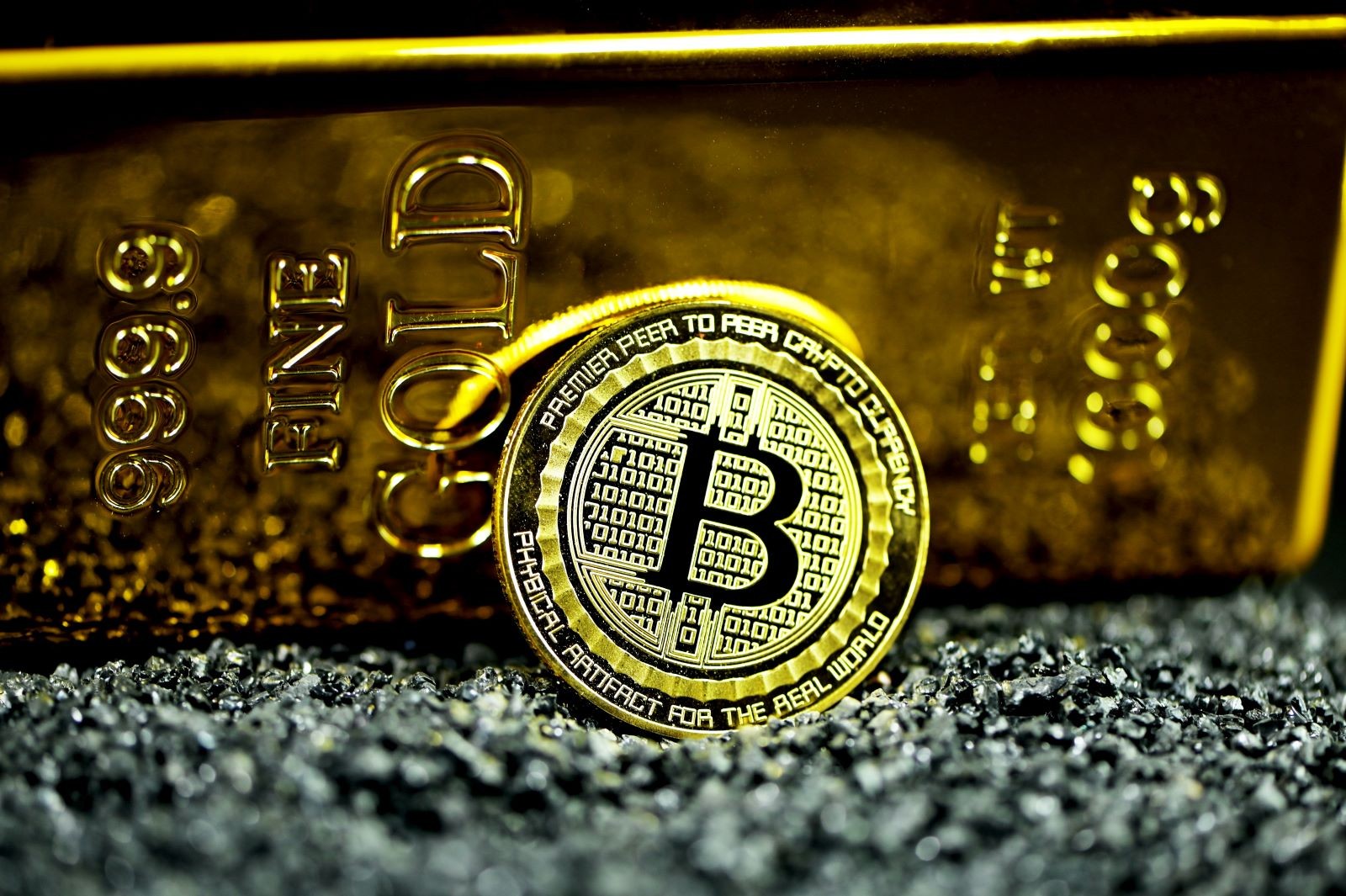 Το bitcoin δίπλα σε μια ράβδο χρυσού