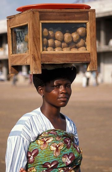 Μικροπωλήτρια σε δρόμο της Γκάνα