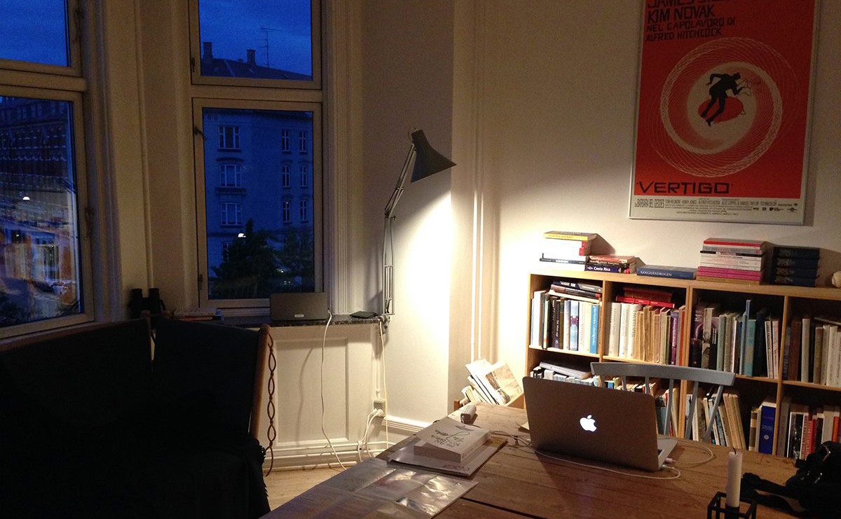 Δωμάτιο με βιβλιοθήκη και χαμηλό φωτισμό