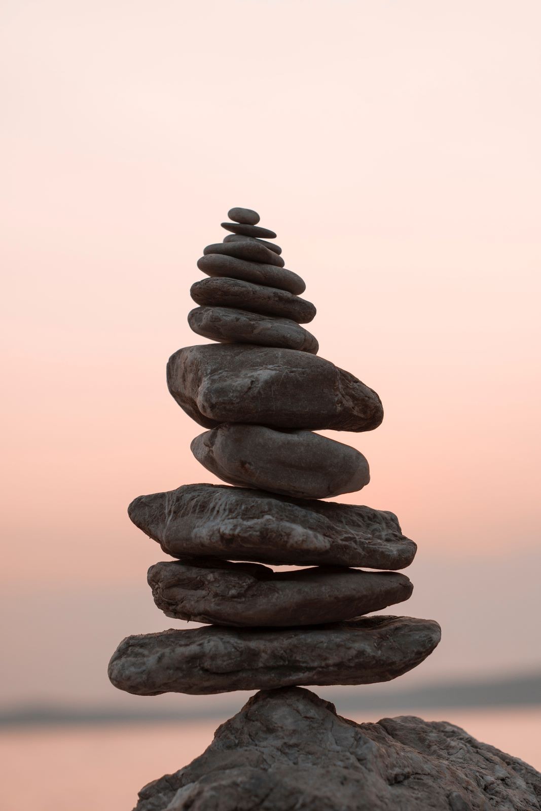 Πέτρες η μια πάνω στην άλλη που συμβολίζουν την απολυτη ισορροπία