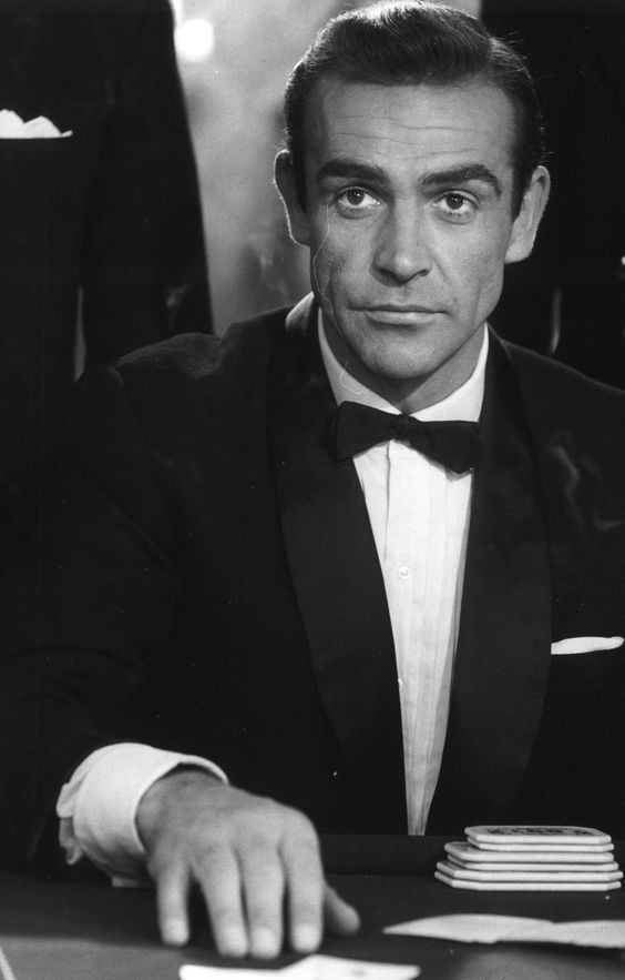Ο Sean Connery ωςJames Bond στην ταινία Dr No με μαύρο σμόκιν της Savile Row σε ασπρόμαυρη φωτογραφία