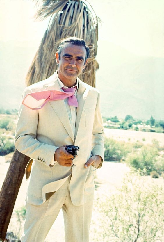 Ο Shean Connery με λευκό κουστούμι της Savile Row υποδυόμενος τον James Bond στο Diamonds are Forever