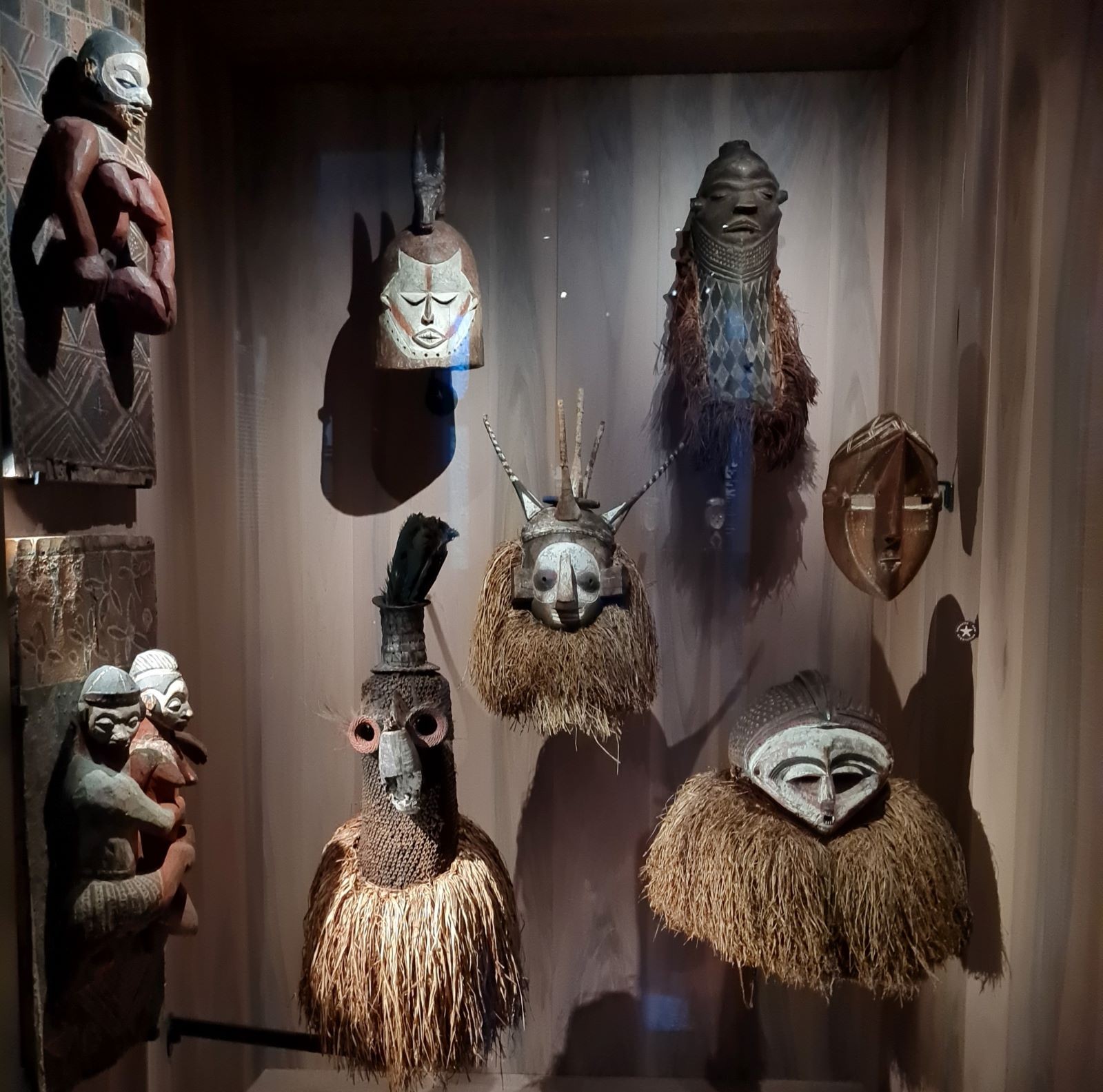 Αφρικάνικες μάσκες στο Μουσείο Μπρανλί