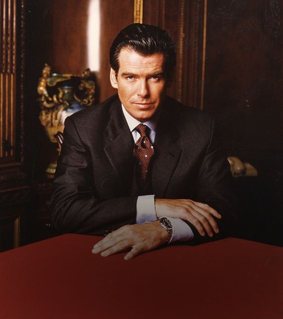 Ο Piers Brosnan στο ρόλο του James Bond με κλασικό κουστούμι Brioni