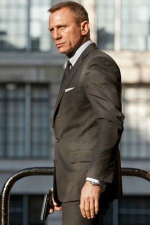 Ο Daniel Craig υποδύεται τον Bond φορώντας γκρι κουστούμι απο τον σχεδιαστή Tom Ford