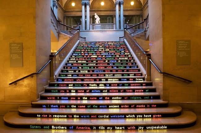 Οι σκάλες του Ινστιτούτου Τεχνών στο Σικάγο με τα λόγια του Vivekananda