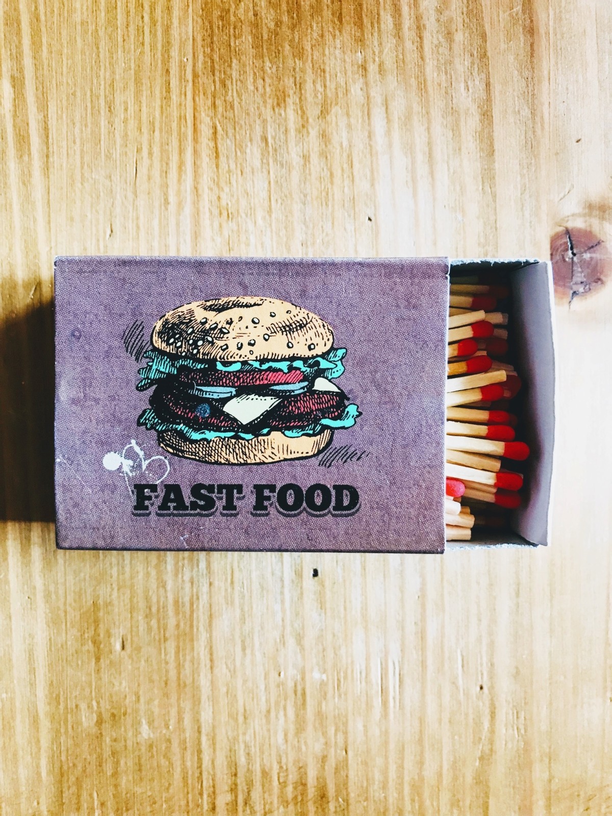 Κουτί σπίρτα ανοικτό με εικόνα επώνω ενός μπέργκερ από fast food