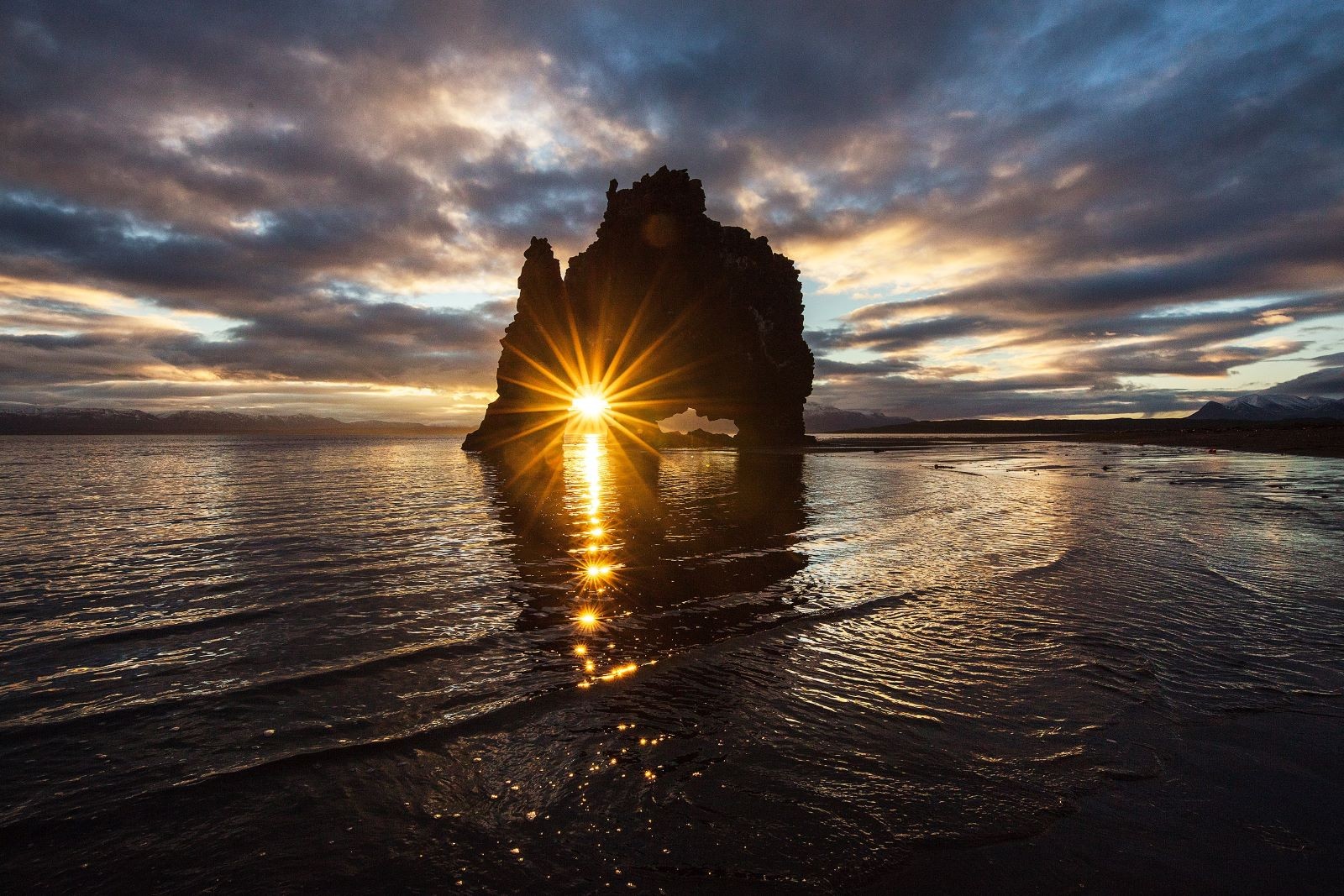 Μια αχτίδα ήλιου μέσα από το βράχο της θάλασσας