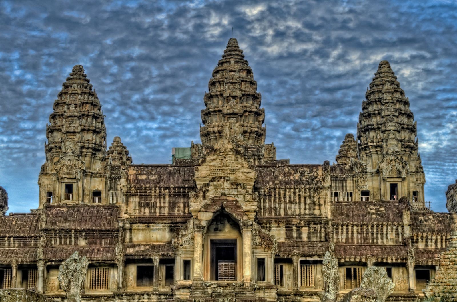 Η πρόσοψη του πιο γνωστού ναού στην Καμπότζη