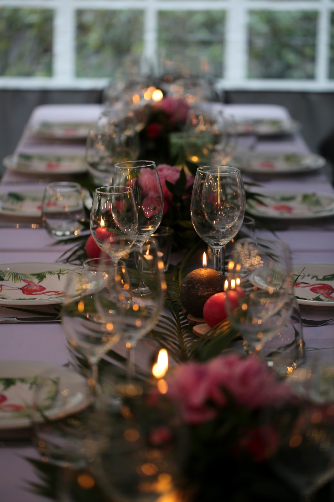 Στρωμένο τραπέζι φαγητού με ποτήρια κρασιού και σερβίτσιο