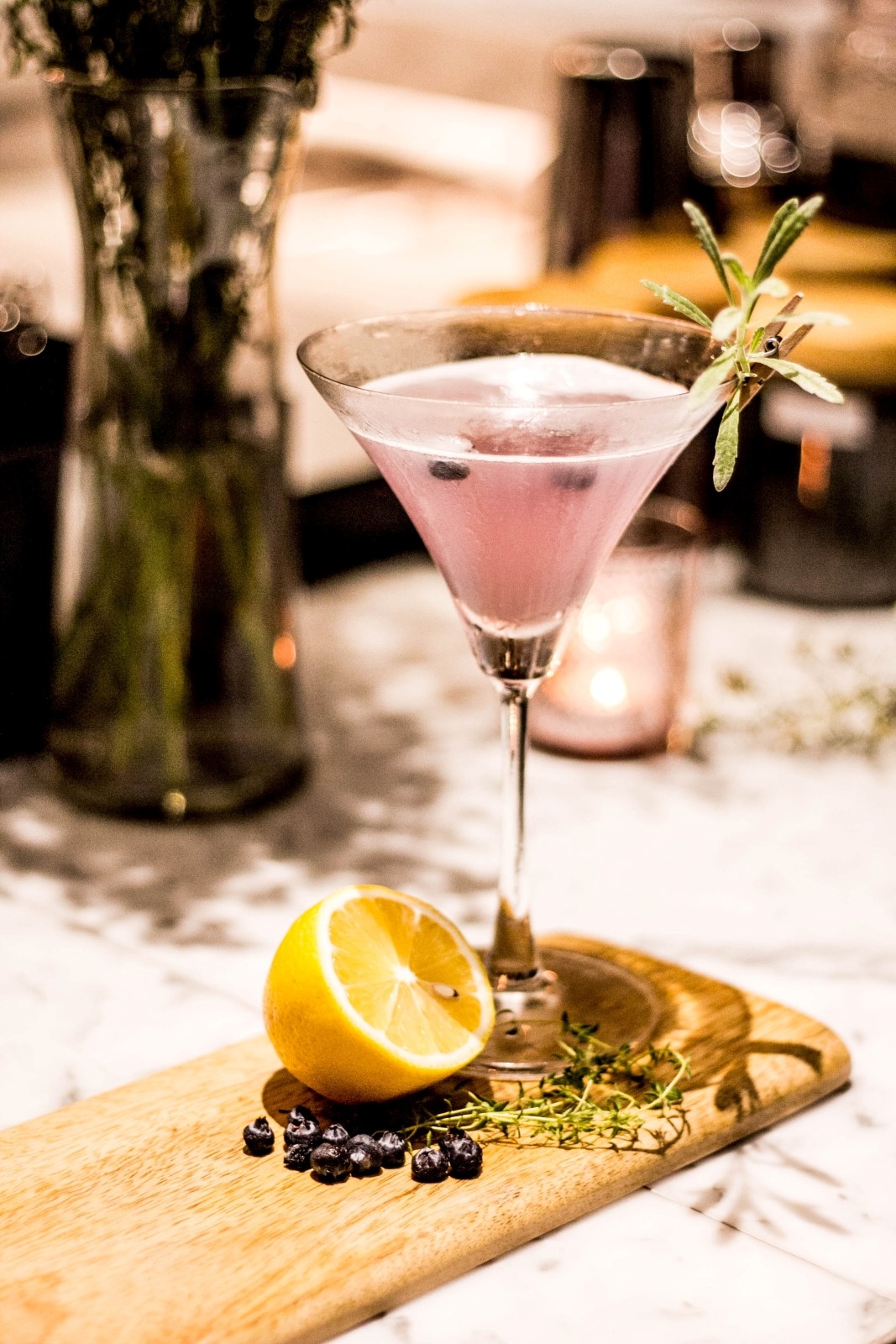 Ψηλό ποτήρι martini με ροζ υγρό