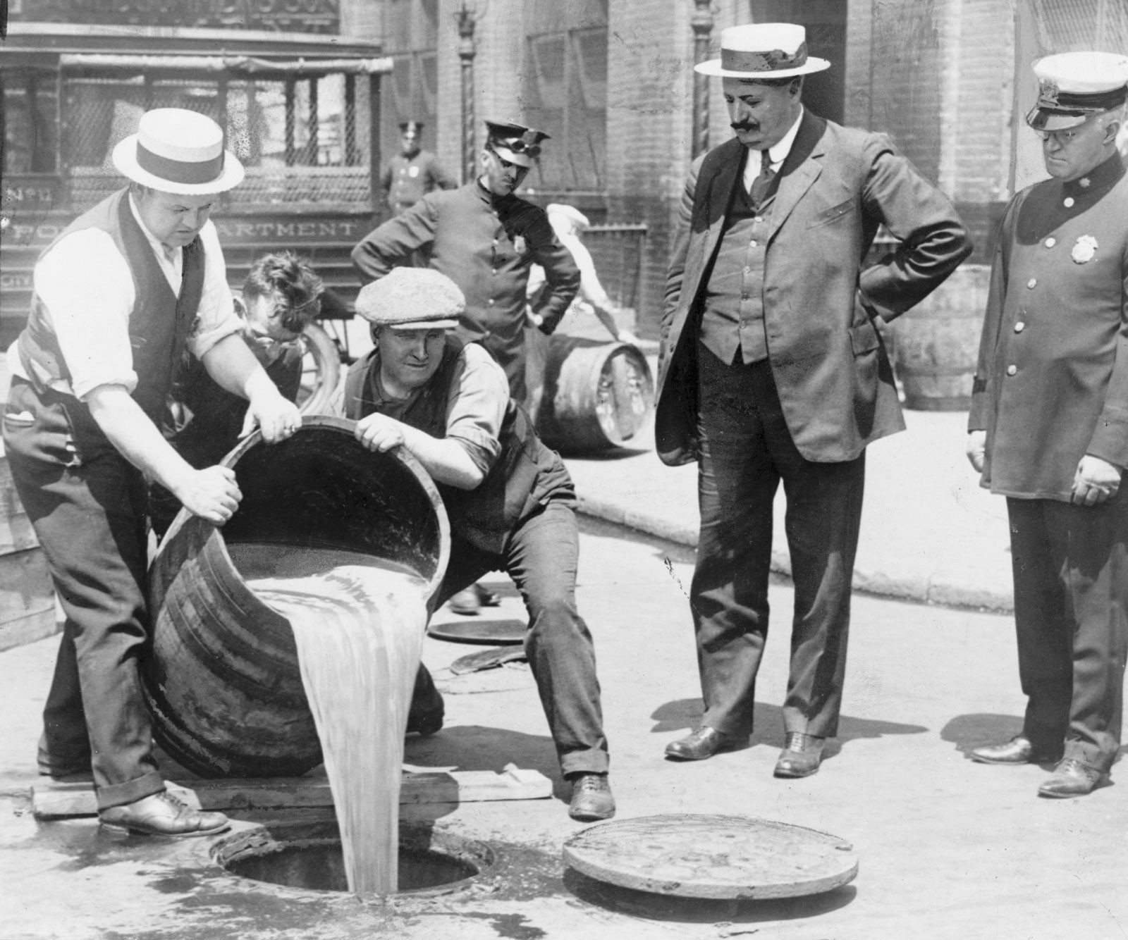 Σε ασπρόμαυρη φωτογραφία από την εποχή της ποταπαγόρευσης Νεοϋορκέζοι να χύνουν βαρέλια με αλκοόλ