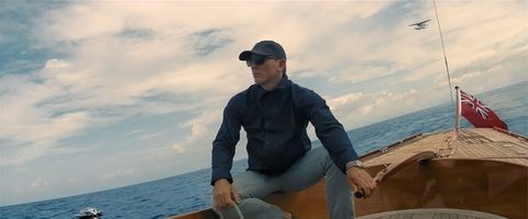 Ο Daniel Craig σε σκηνή στο No Time to Die ντυμένος με απλά ρούχα μέσα σε βάρκα