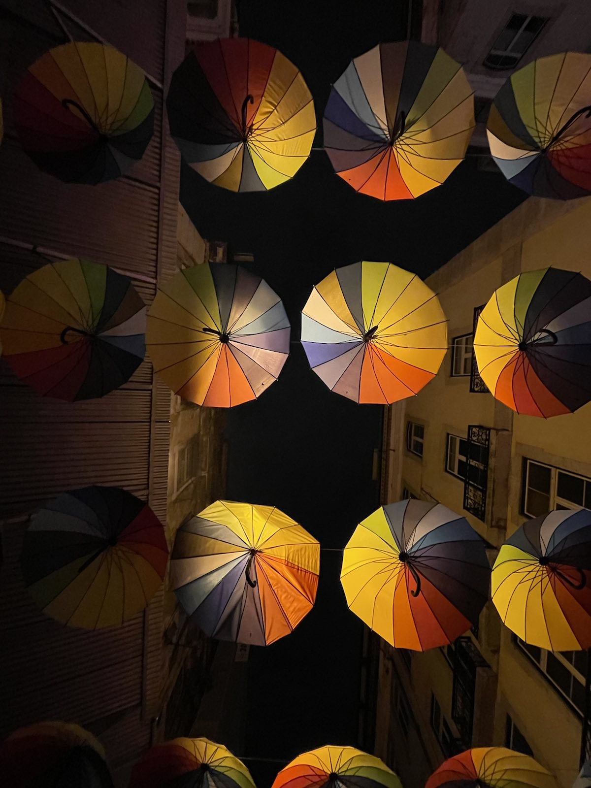 Οι πολύχρωμες ομπρέλες στο κέντρο της Λισαβόνας