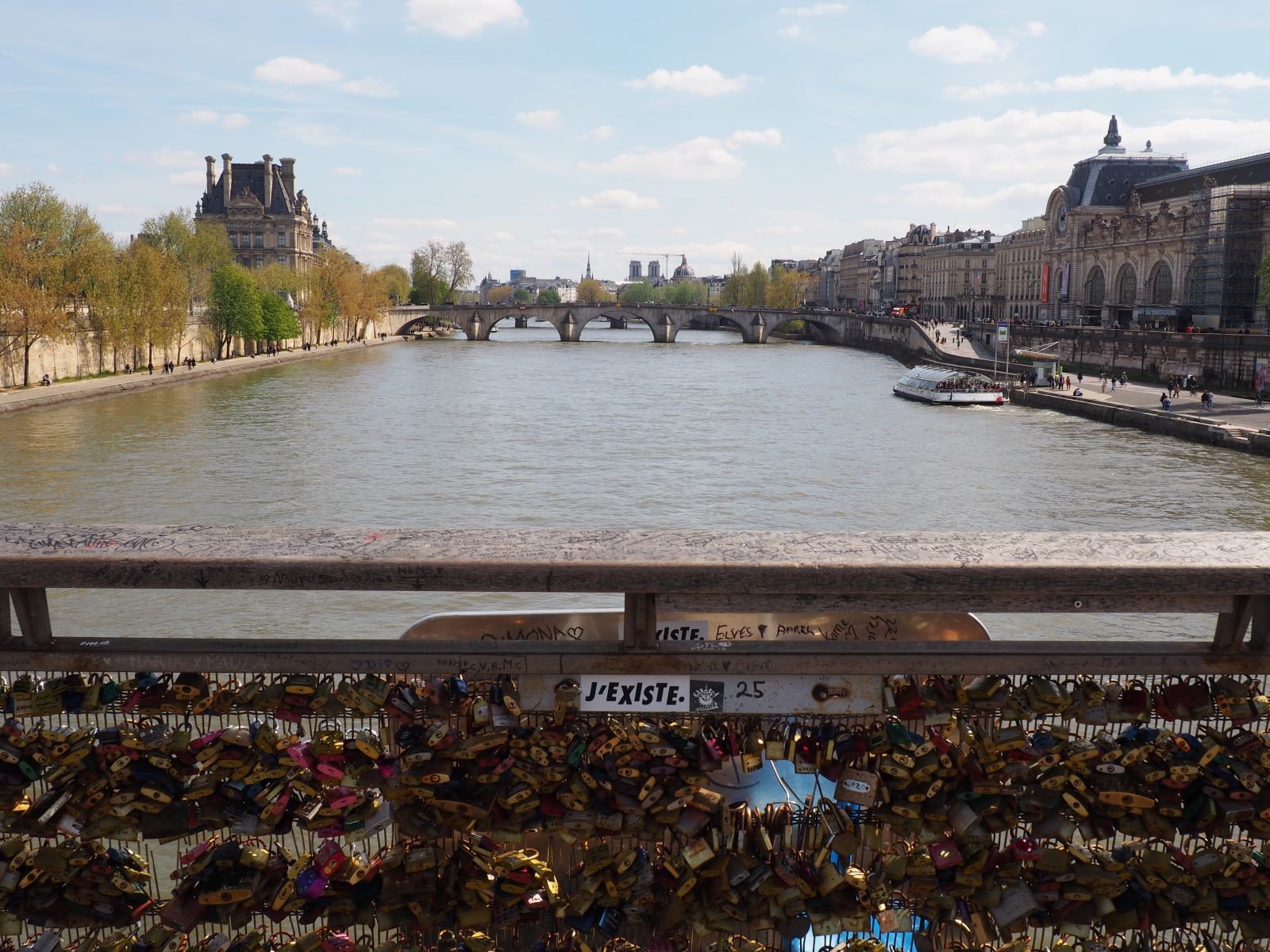 Η θέα από τη γέφυρα του Pont Marie και τα λουκέτα αγάπης
