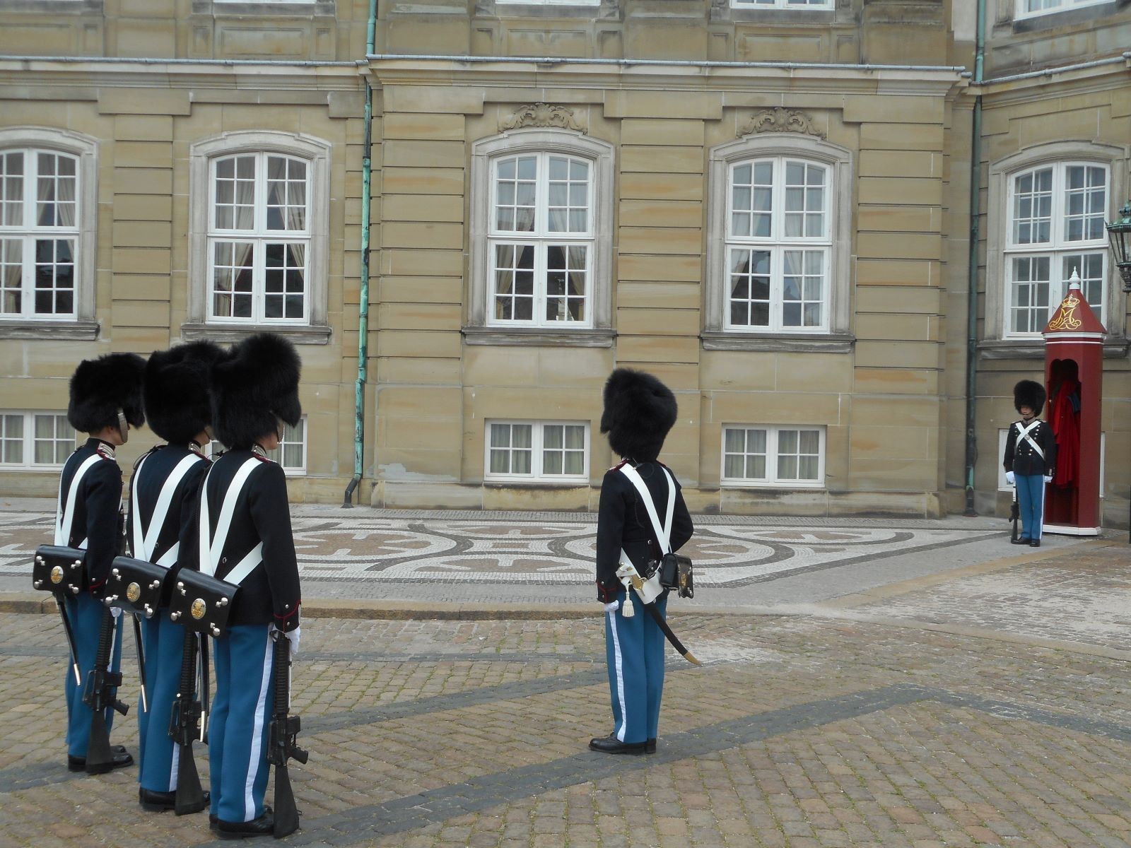 Αλλαγή φρουράς στο παλάτι Amalienborg