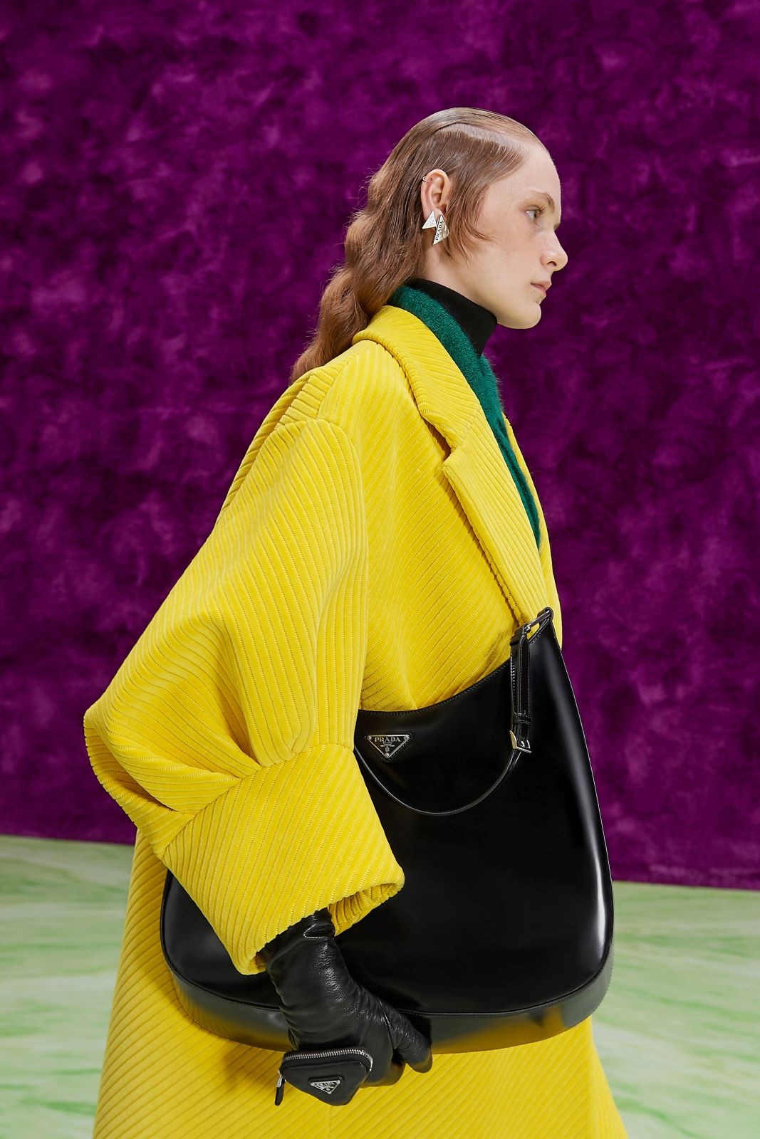 Γυναίκα με κίτρινο παλτό και μαύρη τσάντα