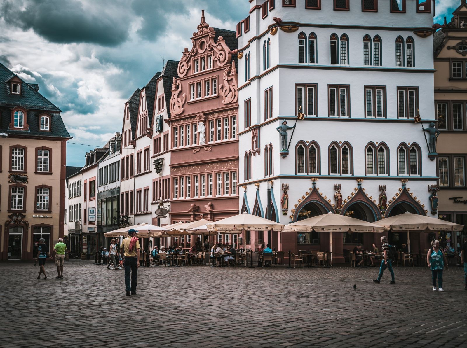 Όψη μιας πλατείας με ομπρέλες σε γερμανική πόλη