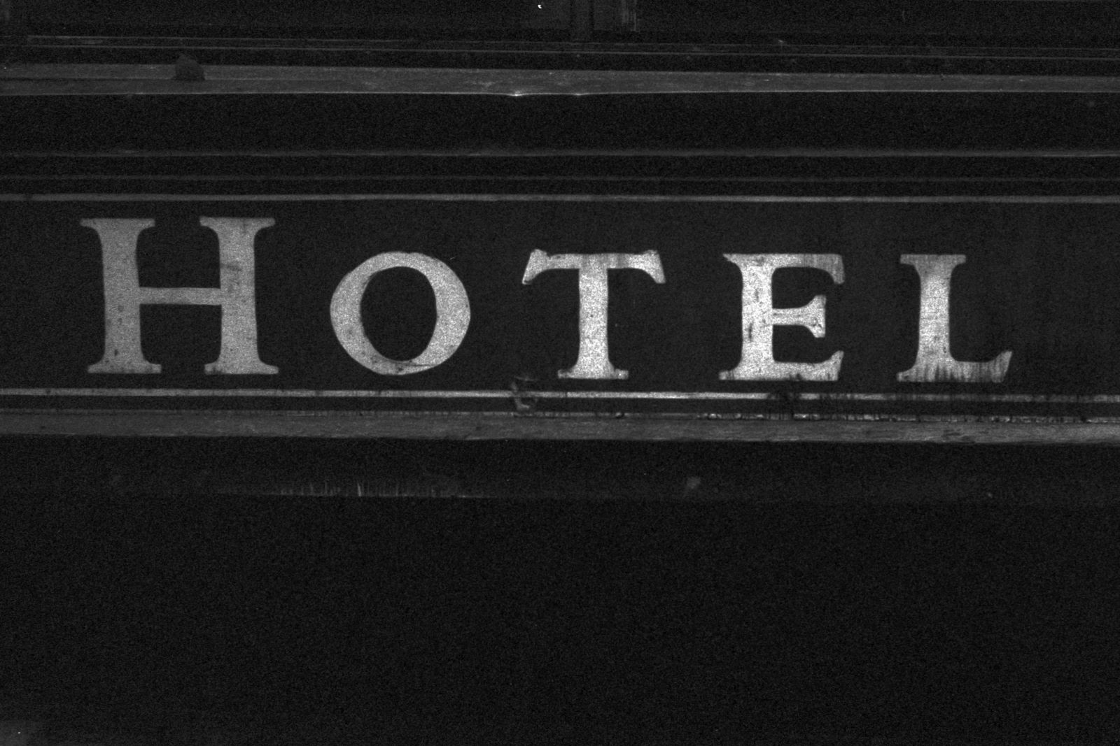 Ασπρόμαυρη επιγραφή με το σήμα ξενοδοχείου