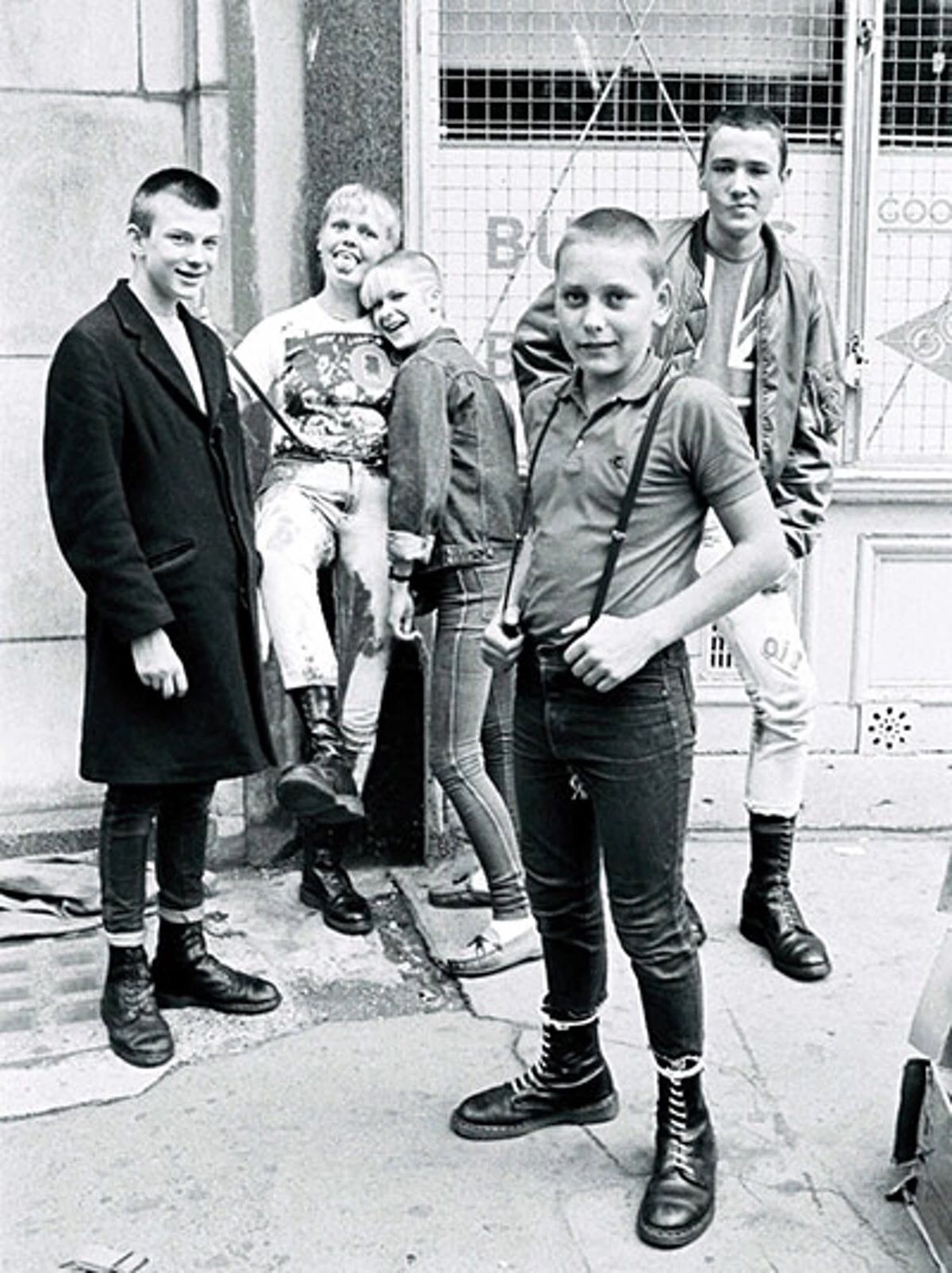Skinheads σε ασπρόμαυρη φωτογραφία με Doc Martens