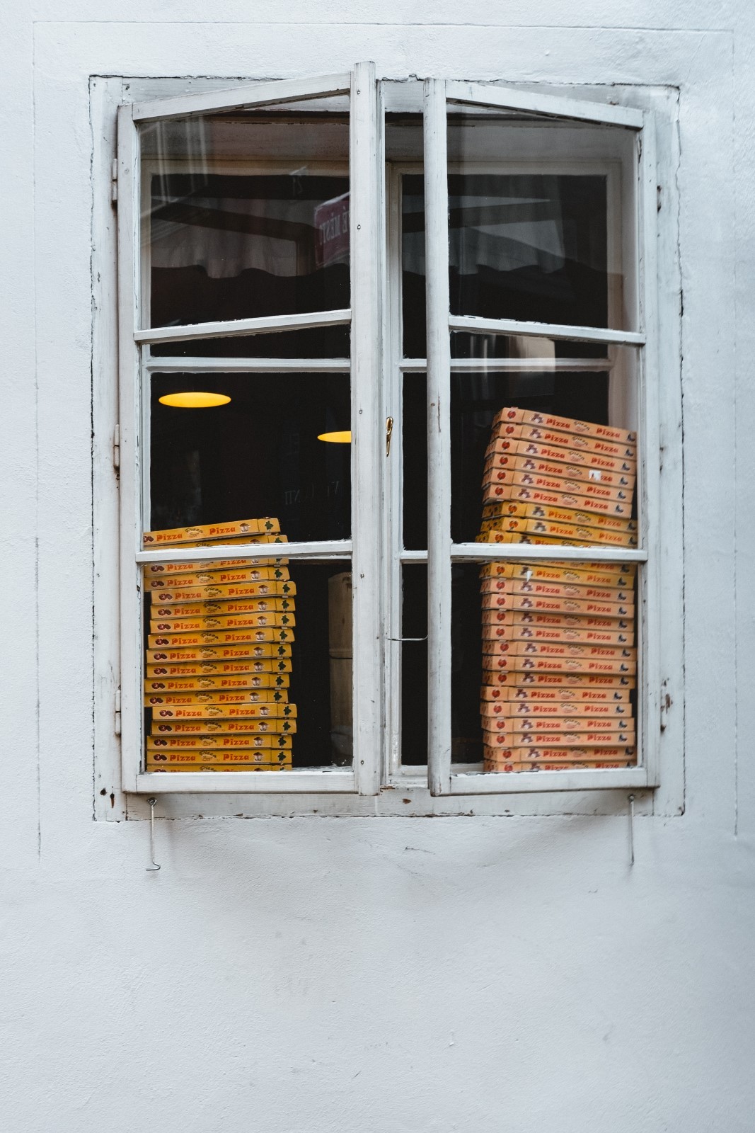 Κουτιά από pizza στοιβαγμένα το ένα πάνω στο άλλο