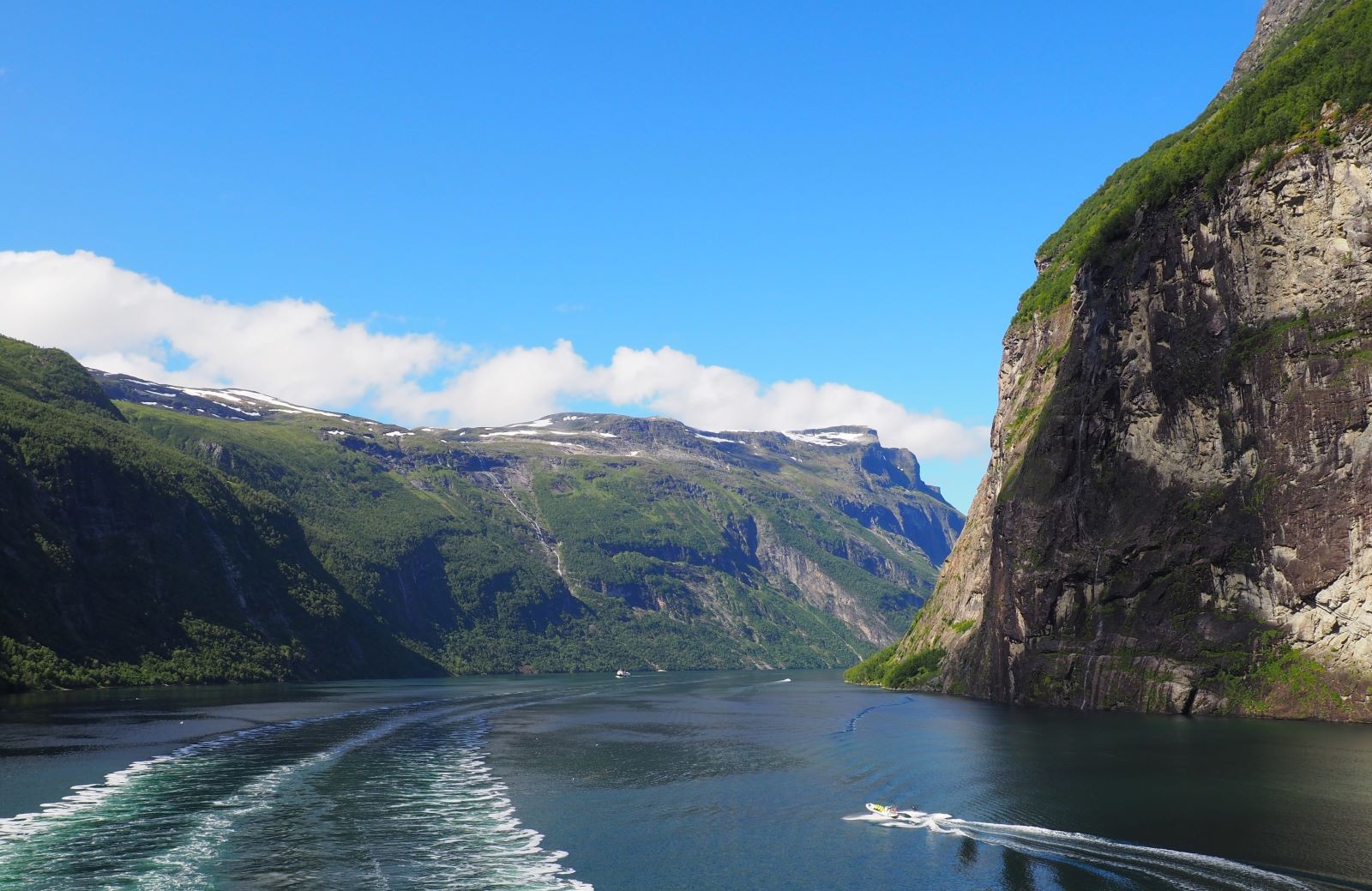 Η θέα από τη θάλασσα στο φιορδ Geiranger