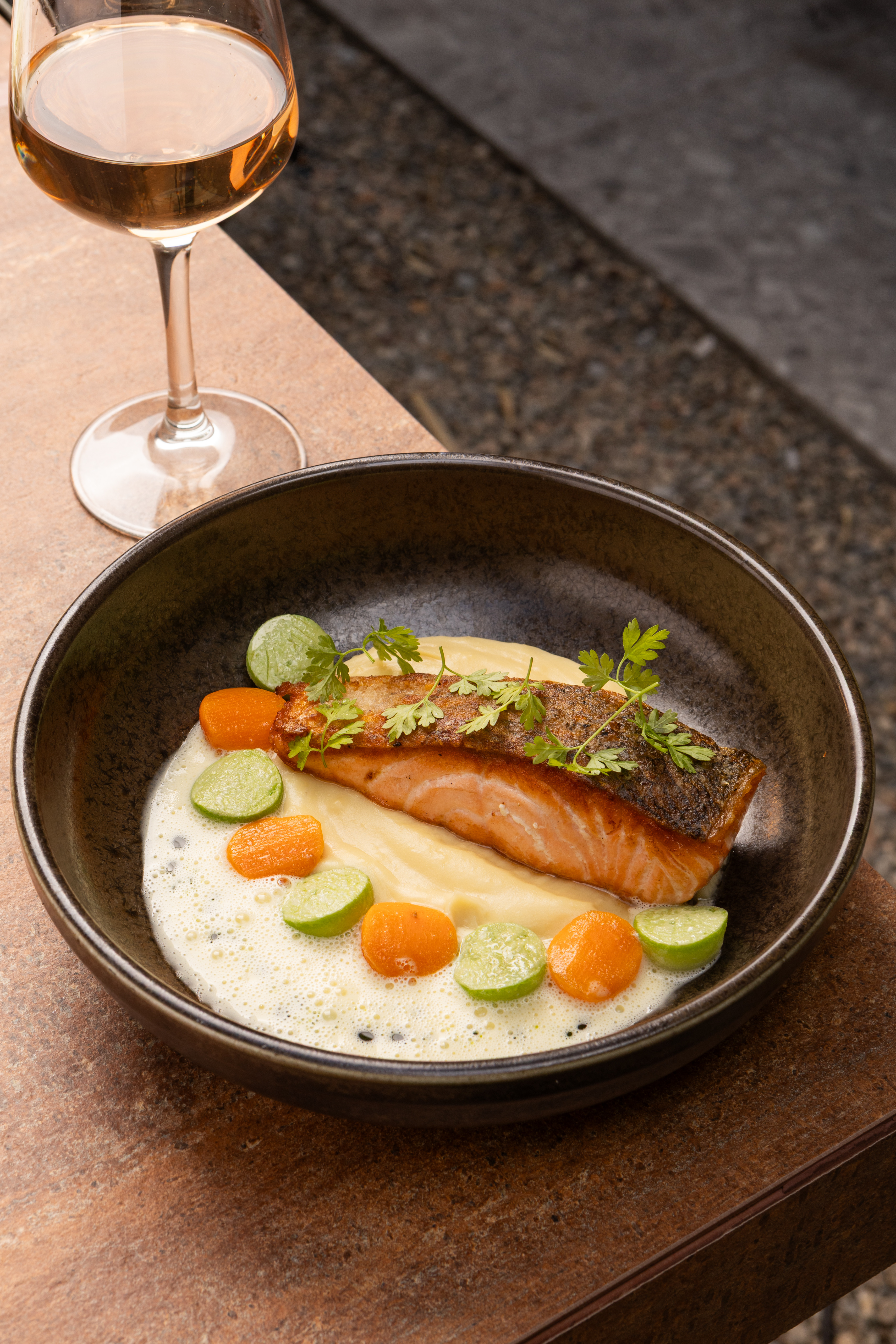 Salmon Fillet/ Φιλέτο σολομού με παριζιέν καρότου και κολοκυθιού, κρέμα παστινάκι, beurre blanc πράσου και τραγανό πράσο