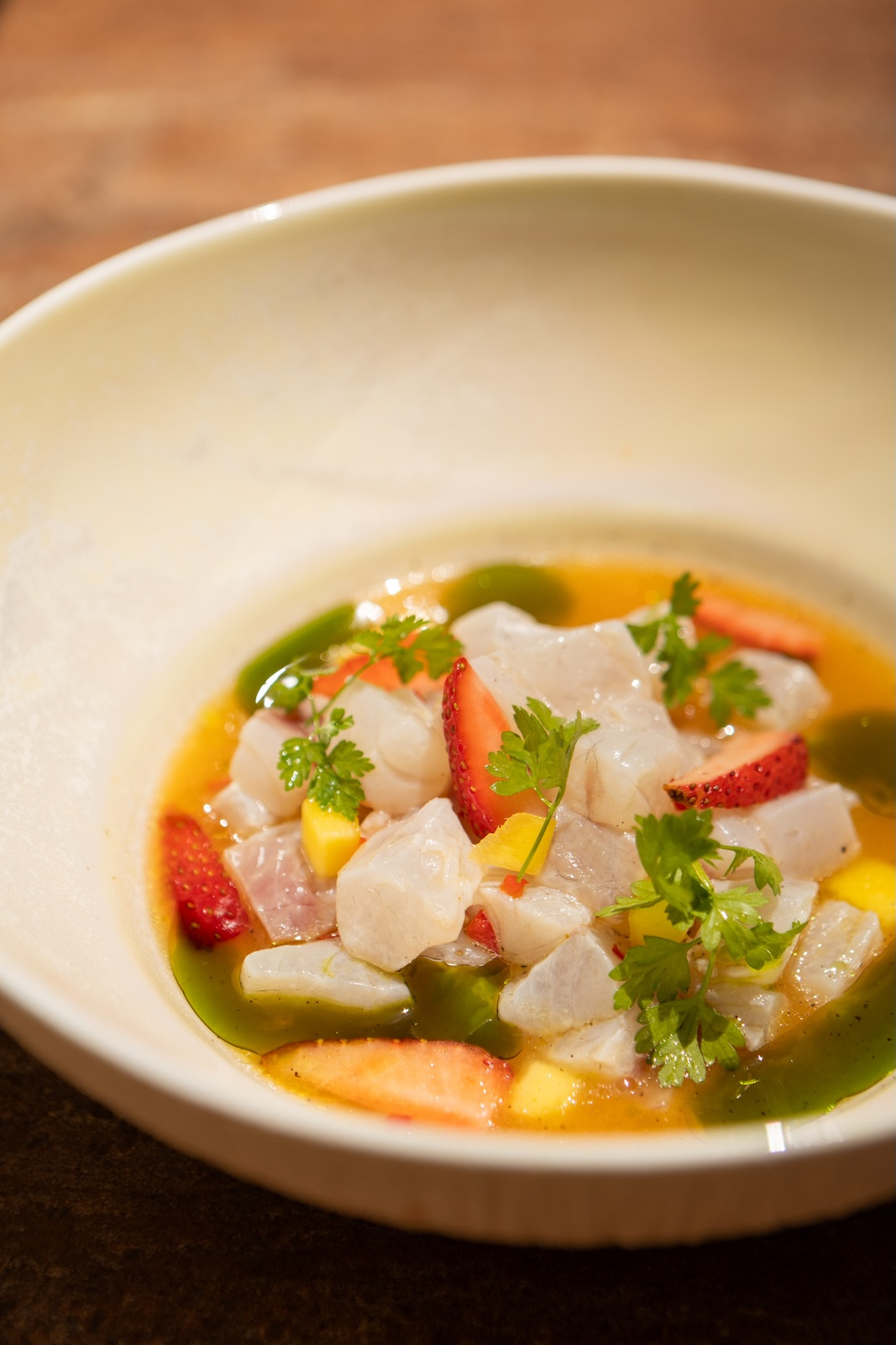Sea Bass Ceviche/ Σεβίτσε από λαβράκι με μάνγκο, φράουλες, πιπεριά chilli και χειροποίητη leche de tigre