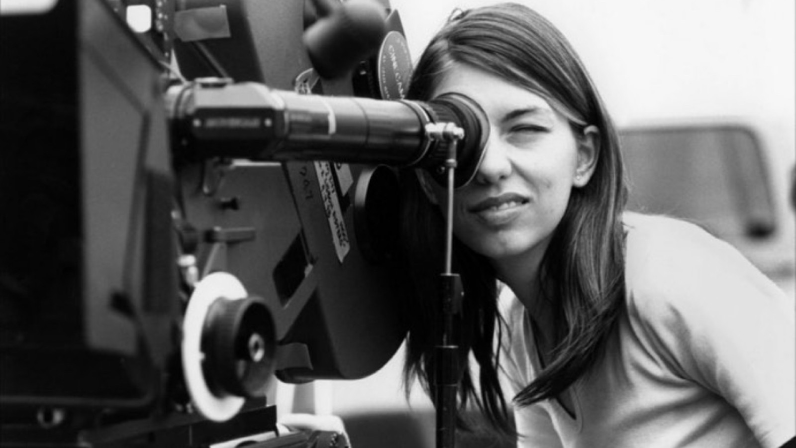 ΠΟΙΑ ΕΙΝΑΙ Η SOFIA COPPOLA Η ΣΚΗΝΟΘΕΤΙΣ ΤΗΣ ΤΑΙΝΙΑΣ PRISCILLA;