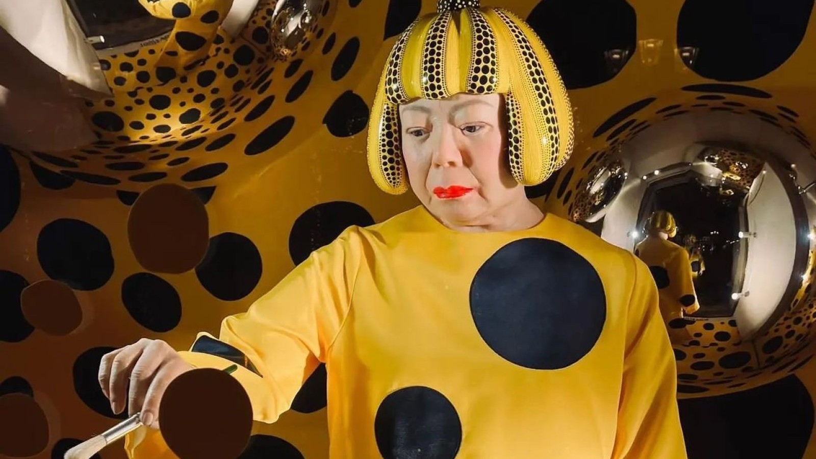 ΠΟΙΑ ΕΙΝΑΙ Η ΕΚΚΕΝΤΡΙΚΗ YAYOI KUSAMA;