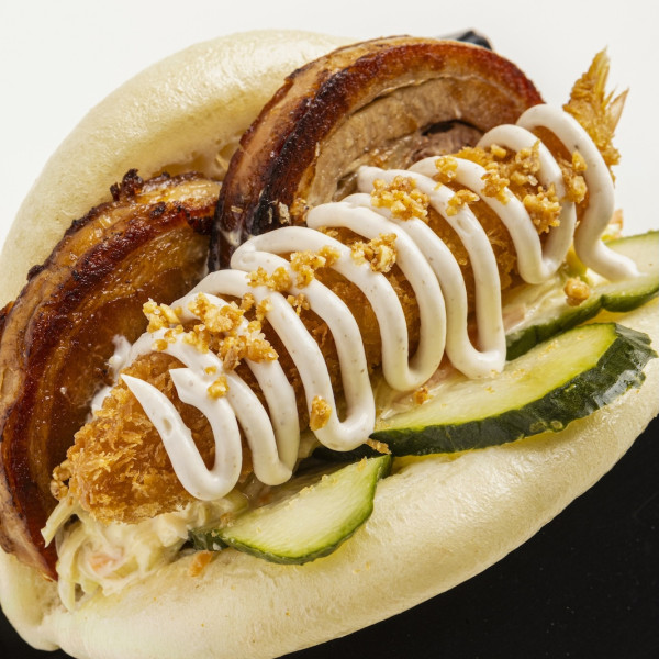 Chashu ρολό χοιρινό | Παναρισμένη γαρίδα | Coleslaw | Homemade πίκλα αγγουράκι | Μαγιονέζα τρούφας | Μείγμα ξηρών καρπών με τηγανητό κρεμμύδι