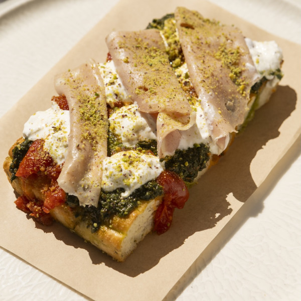 Focaccia µe πέstο βασιλικού | Σάλτσα από τοματίνια | 
Στρατσιατέλα | Μορταδέλα | Φυστίκι Αιγίνης