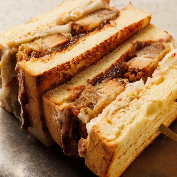 Sando milk bread | Pork belly | Miso mayo | Ξινό δαμάσκηνο | Νapa cabbage pickle | Καραμελωμένο κρεμμύδι