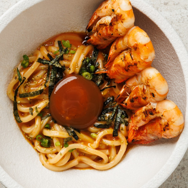Με udon noodles, σε μια λαχταριστή μπισκ γαρίδας | Γαρίδες | Μαριναρισμένος κρόκος αυγού | Wasabi sesame | Αποξηραμένα φύλλα nori