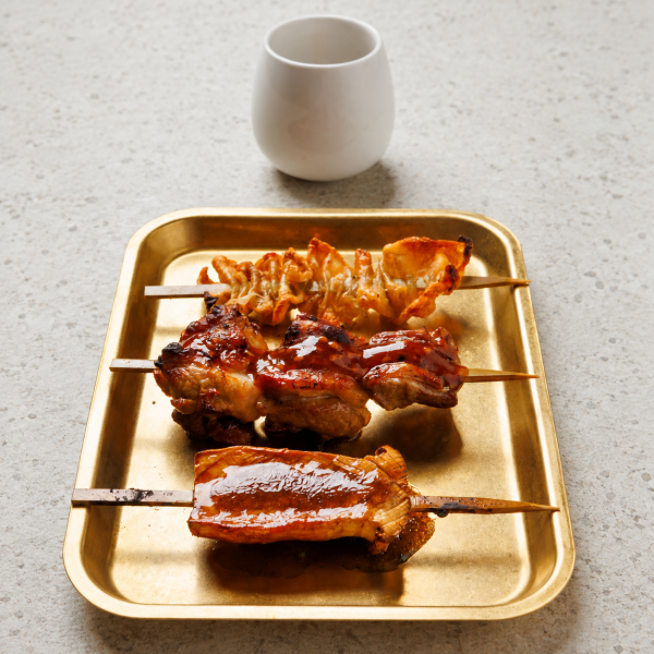 Αρνίσια πλευρά με yakiniku bbq | King oyster, dressing τρούφας με σόγια και yuzu, ανθός αλατιού | Πέτσα κοτόπουλο με ponzu
